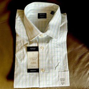 Arrow Men’s shirt, size 17-17 1/2; 32/33, Full fit through chest and body.